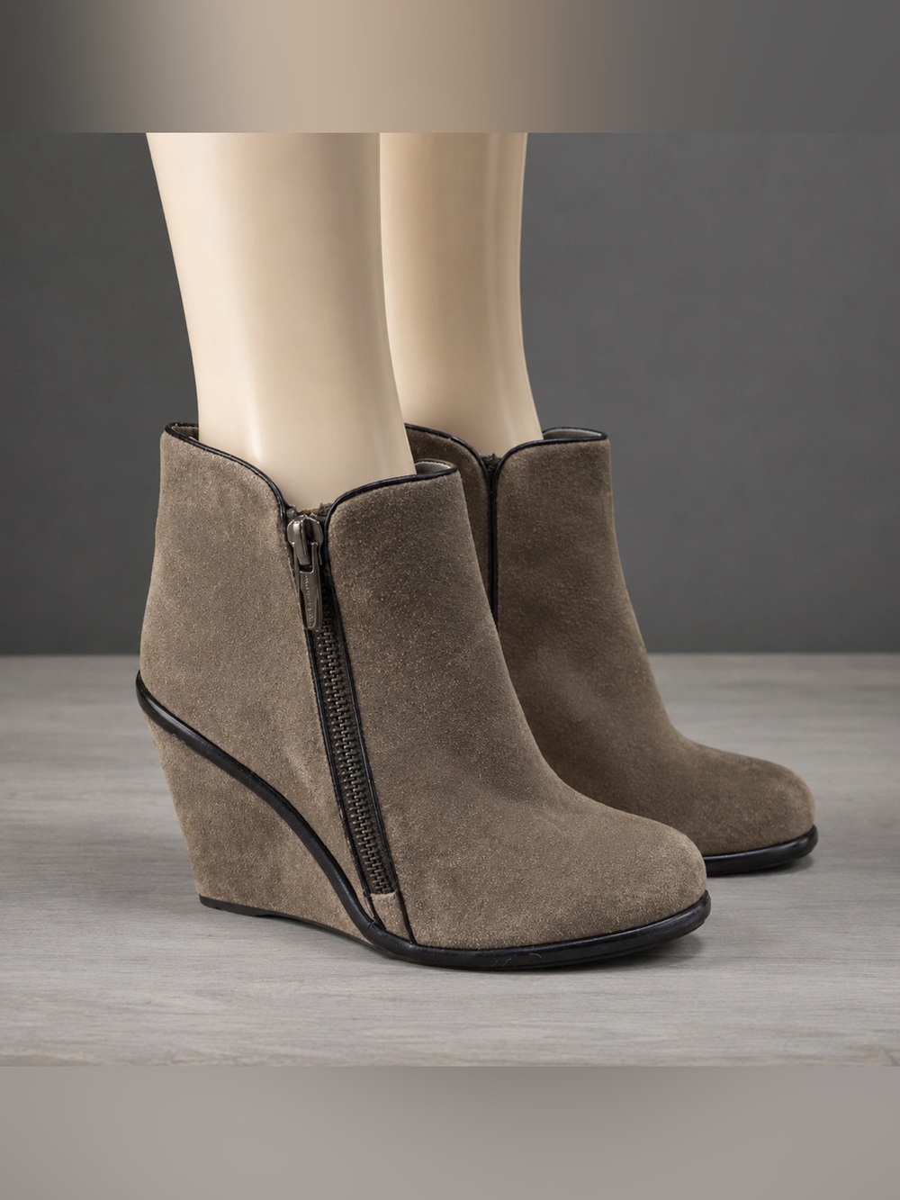 Vince Camuto Womens Med. Bage Suede Wedge Heel Zip up Ankle Boots Size 10